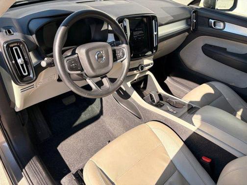 2022 Volvo XC40 T4 Momentum