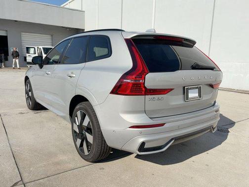 2023 Volvo XC60 Recharge Plug-In Hybrid T8 Plus Dark Theme