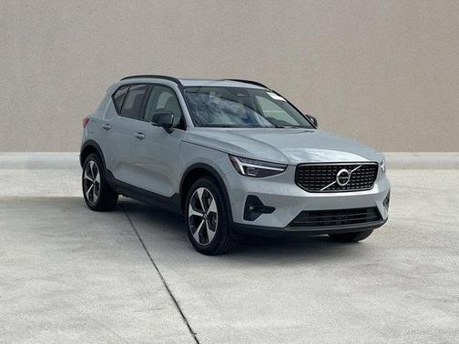 2025 Volvo XC40 B5 Plus Dark Theme