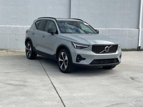 2025 Volvo XC40 B5 Plus Dark Theme