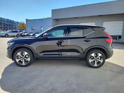 2025 Volvo XC40 B5 Core Bright Theme