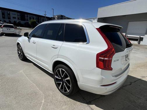 2022 Volvo XC90 T6 Momentum