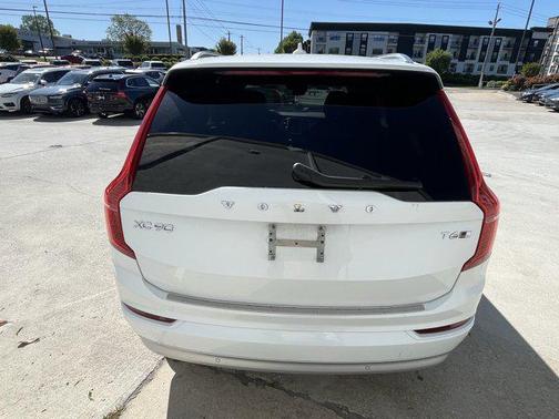 2022 Volvo XC90 T6 Momentum