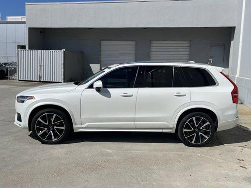 2022 Volvo XC90 T6 Momentum