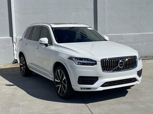 2022 Volvo XC90 T6 Momentum