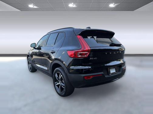 Onyx Black 2026 Volvo XC40 Core, B5 AWD Gas (mild hybrid), Dark