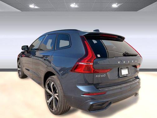 2024 Volvo XC60 B5 Ultimate Dark Theme