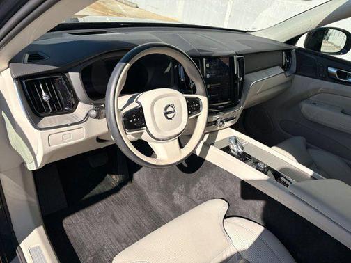 2024 Volvo XC60 B5 Ultimate Dark Theme