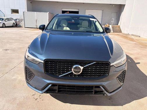 2024 Volvo XC60 B5 Ultimate Dark Theme