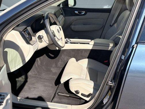 2024 Volvo XC60 B5 Ultimate Dark Theme