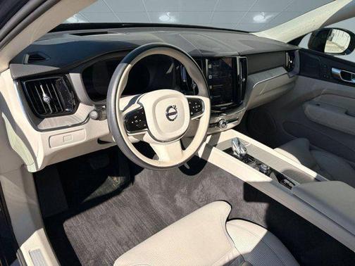 2024 Volvo XC60 B5 Ultimate Dark Theme