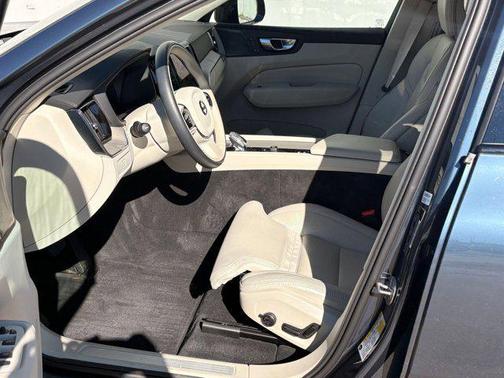2024 Volvo XC60 B5 Ultimate Dark Theme