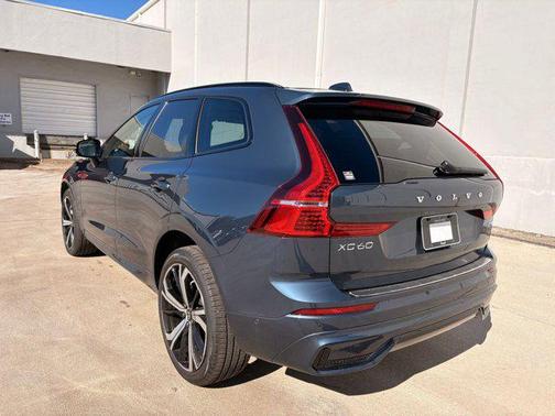 2024 Volvo XC60 B5 Ultimate Dark Theme