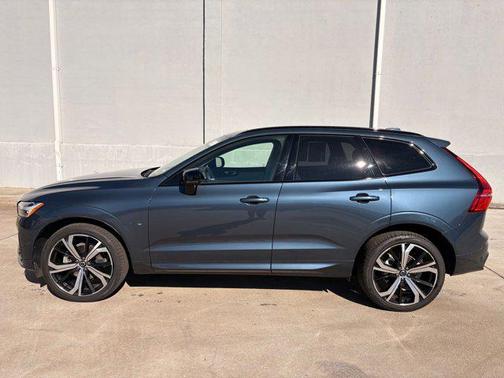 2024 Volvo XC60 B5 Ultimate Dark Theme