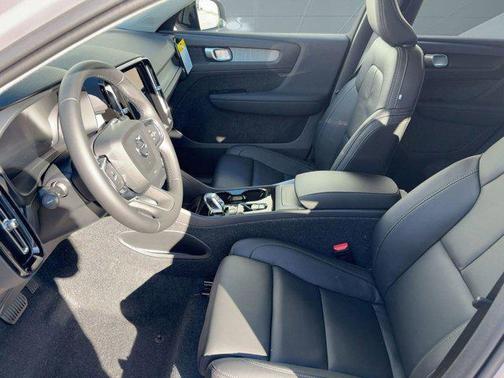 2026 Volvo XC40 Plus, B5 AWD Gas (mild hybrid), Dark