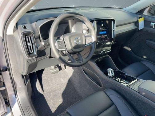 2026 Volvo XC40 Plus, B5 AWD Gas (mild hybrid), Dark