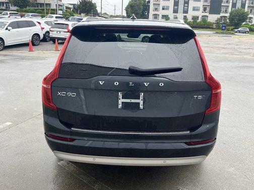 2022 Volvo XC90 T5 Momentum