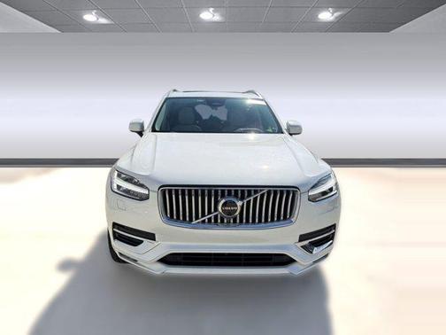 Crystal White Metallic 2023 Volvo XC90 B6 Ultimate 7-Seater