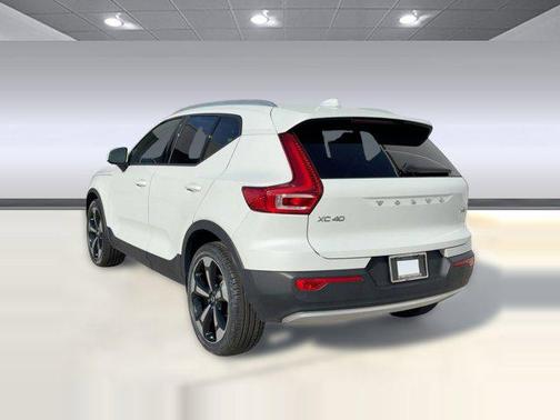 2021 Volvo XC40 T5 Momentum