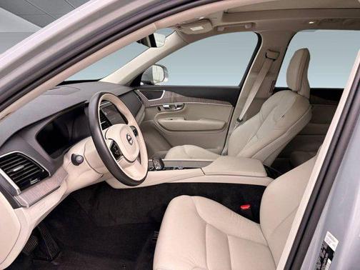 2024 Volvo XC90 B5 Plus Bright Theme