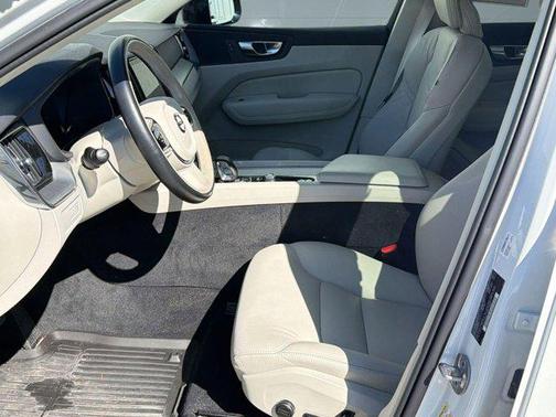 2024 Volvo XC60 Recharge Plug-In Hybrid T8 Core Dark Theme