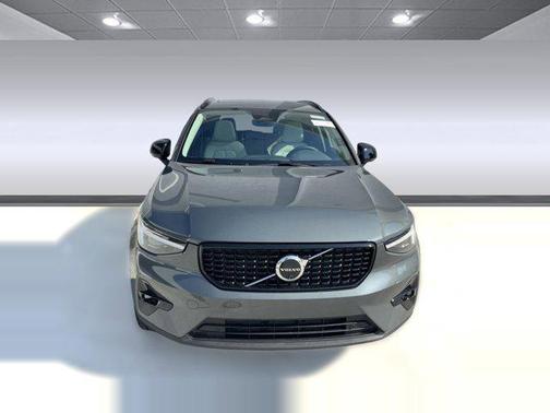 2026 Volvo XC40 Plus, B5 AWD Gas (mild hybrid), Dark