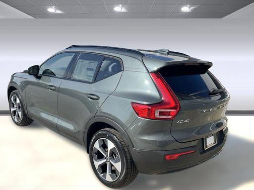 2026 Volvo XC40 Plus, B5 AWD Gas (mild hybrid), Dark