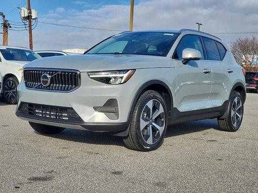 2025 Volvo XC40 B5 Core Bright Theme
