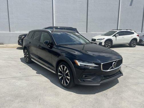 2023 Volvo V60 Cross Country B5 Ultimate