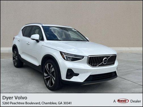 2023 Volvo XC40 B5 Plus Bright Theme
