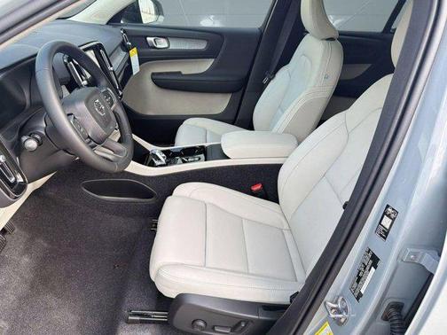 Vapour Grey Metallic 2026 Volvo XC40 Plus, B5 AWD Gas (mild hybrid), Dark