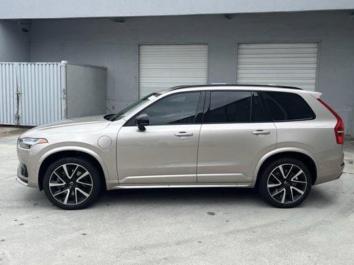 2023 Volvo XC90 Recharge Plug-In Hybrid T8 Ultimate Dark Theme 7-Seater
