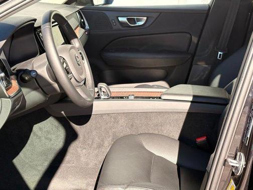 2024 Volvo S60 B5 Plus Dark Theme