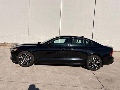 2024 Volvo S60 B5 Plus Dark Theme