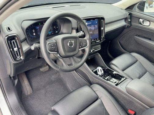 2023 Volvo XC40 B5 Plus Dark Theme