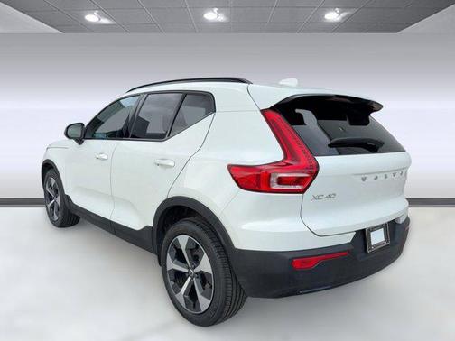 2023 Volvo XC40 B5 Plus Dark Theme