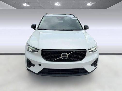 2023 Volvo XC40 B5 Plus Dark Theme