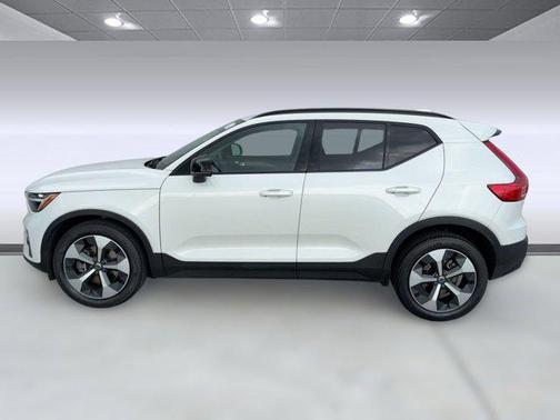 2023 Volvo XC40 B5 Plus Dark Theme