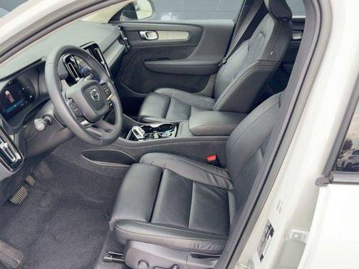 2023 Volvo XC40 B5 Plus Dark Theme