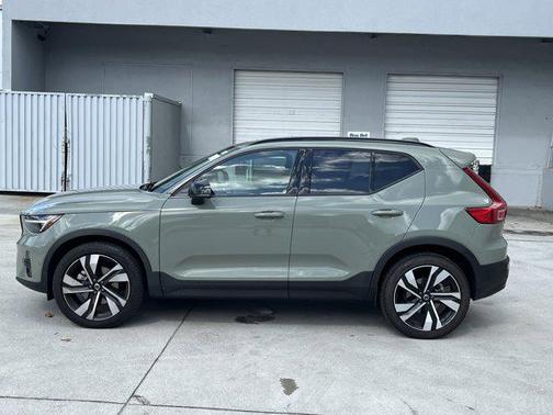 2025 Volvo XC40 B5 Plus Dark Theme