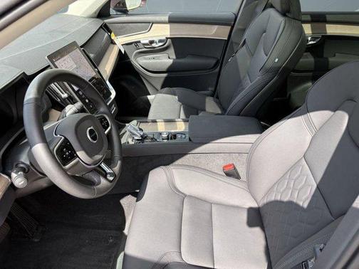 2025 Volvo XC90 B6 Core