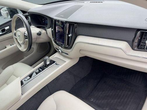 2023 Volvo XC60 B5 Plus Dark Theme