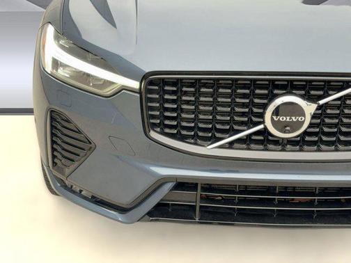 2023 Volvo XC60 B5 Plus Dark Theme