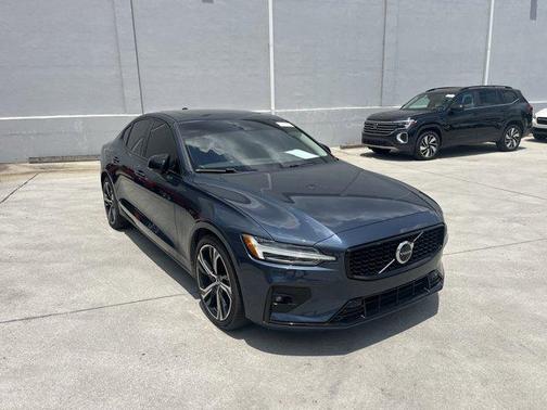 2024 Volvo S60 B5 Plus Dark Theme