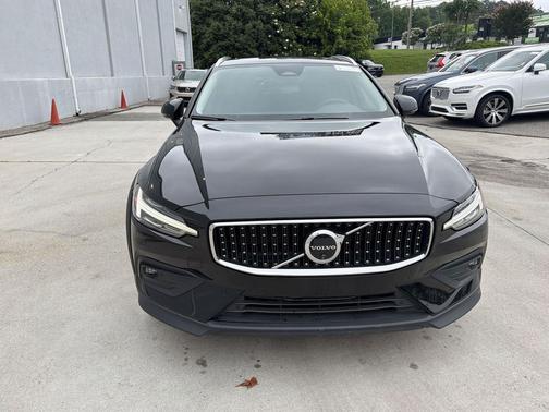 Onyx Black Metallic 2025 Volvo V60 Cross Country Plus, B5 AWD Gas (mild hybrid)