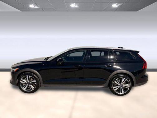 Onyx Black Metallic 2025 Volvo V60 Cross Country Plus, B5 AWD Gas (mild hybrid)