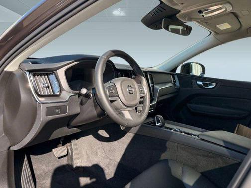 2025 Volvo XC60 B5 Core