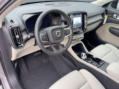 2026 Volvo XC40 Ultra, B5 AWD Gas (mild hybrid), Dark