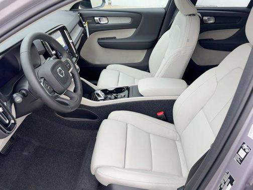 2026 Volvo XC40 Ultra, B5 AWD Gas (mild hybrid), Dark