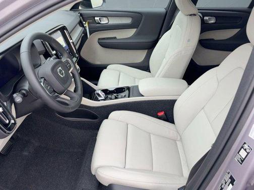 2026 Volvo XC40 Ultra, B5 AWD Gas (mild hybrid), Dark